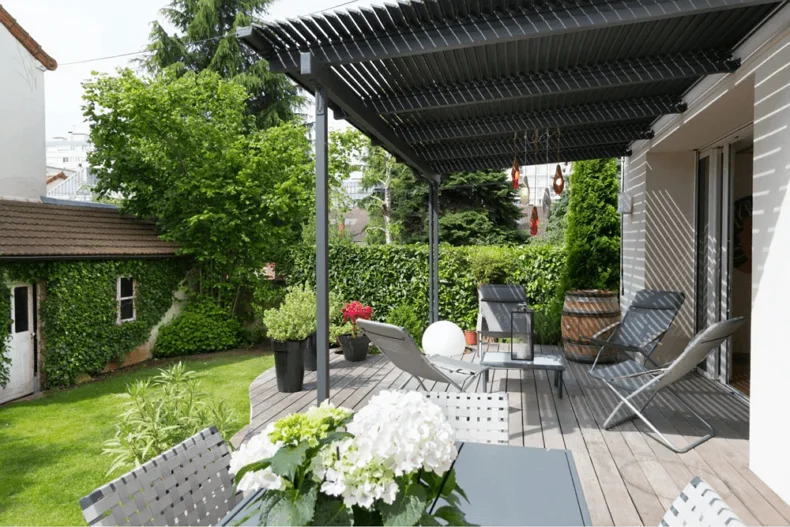 Exemple d'une terrasse extérieure avec une pergola